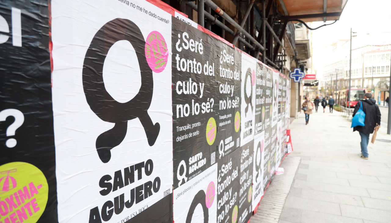 Carteles publicados en A Coruña, en la tarde de este miércoles
