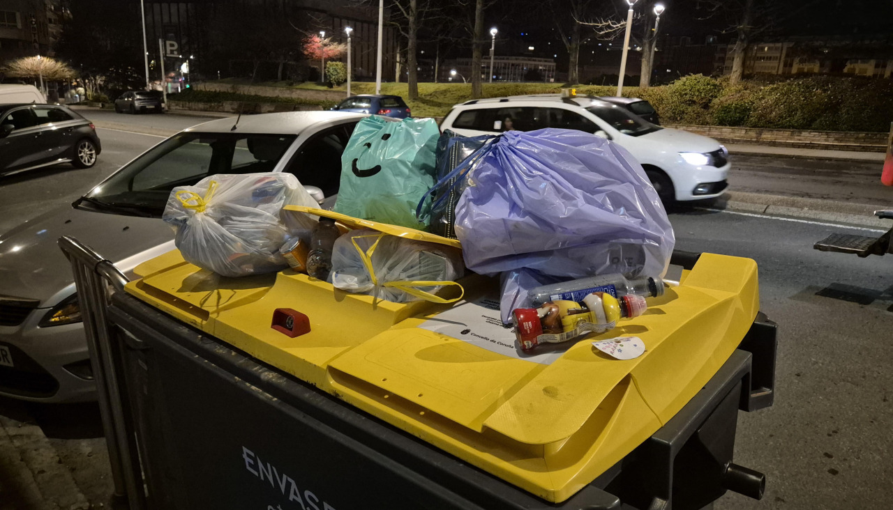 Contenedor rebosante en la calle Caballeros