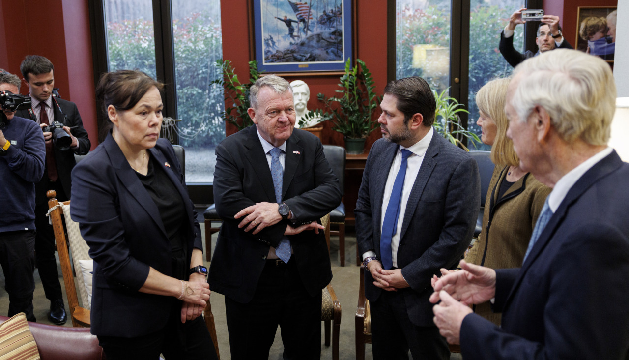 La Ministra de Asuntos Exteriores de Groenlandia, Vivian Motzfeldt (I), y el Ministro de Asuntos Exteriores de Dinamarca, Lars Lokke Rasmussen (C-I), se reúnen con el senador estadounidense Ruben Gallego (C-D), la senadora estadounidense Lisa Murkowski