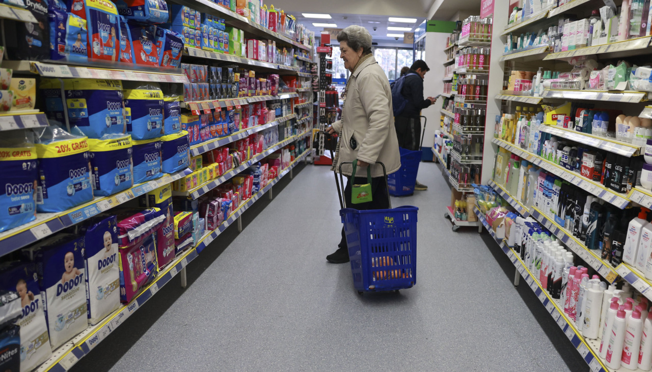Una mujer observa los productos de un supermercado