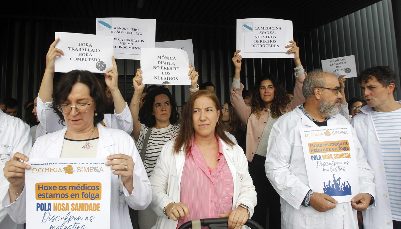 Médicos del Chuac durante uno de sus parones