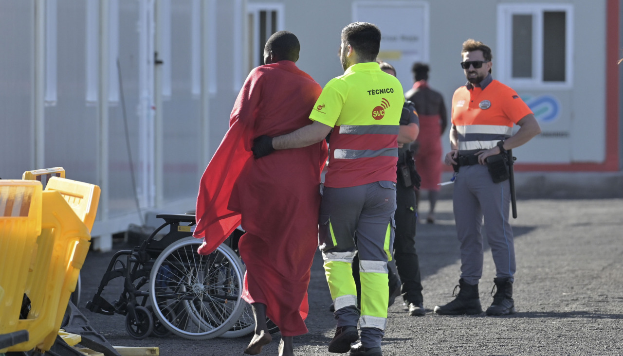 Efectivos de Emergencias atienden a un migrante en El Hierro