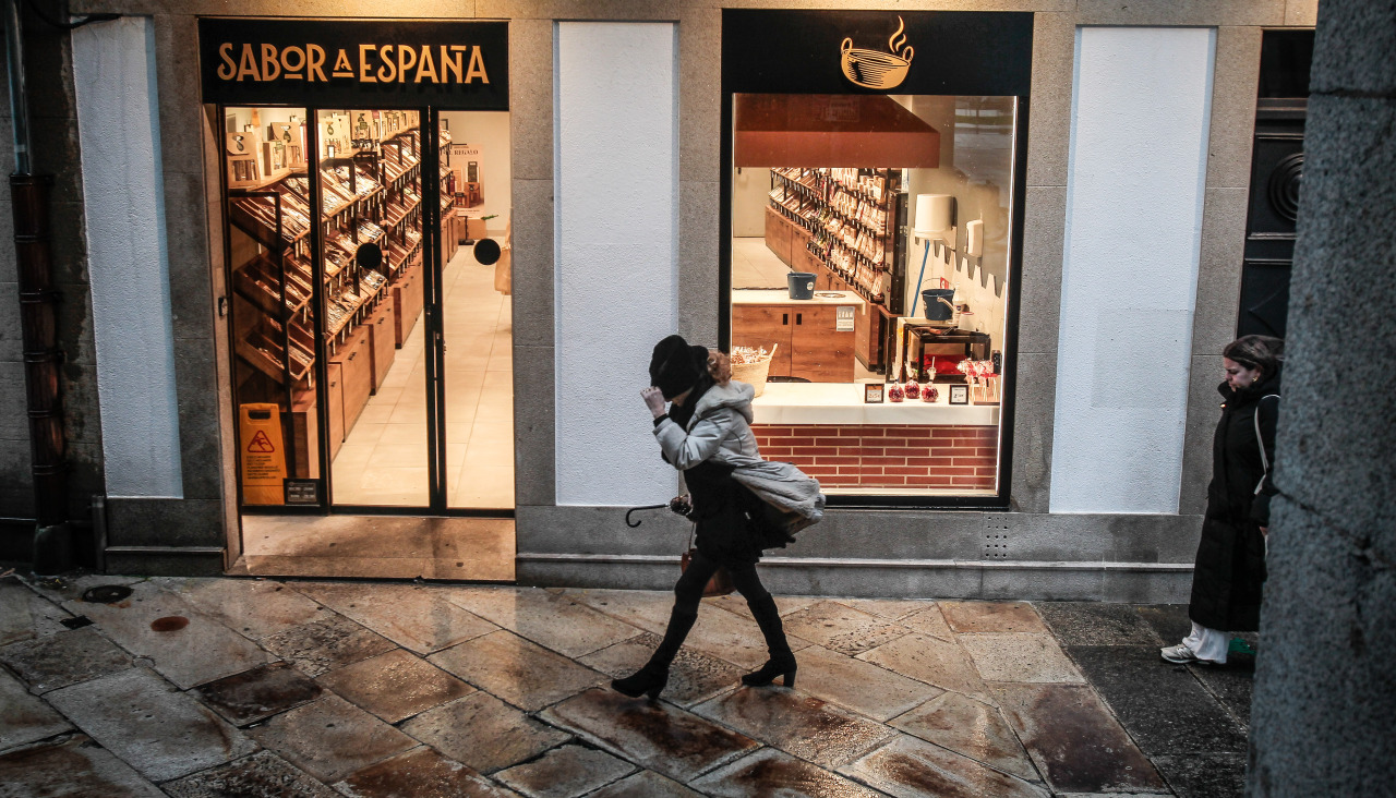 La borrasca que afecta a la ciudad y su área metropolitana este jueves deja intensas rachas de vientos que han afectado incluso al mobiliario urbano