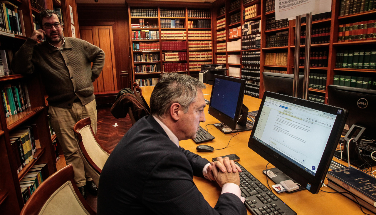 Un abogado consulta la IA en la biblioteca del Colegio, ayer
