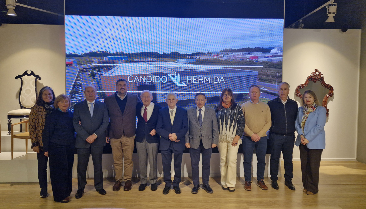 Una delegación de la CEC visita la sede central del Grupo Cándido Hermida en Narón