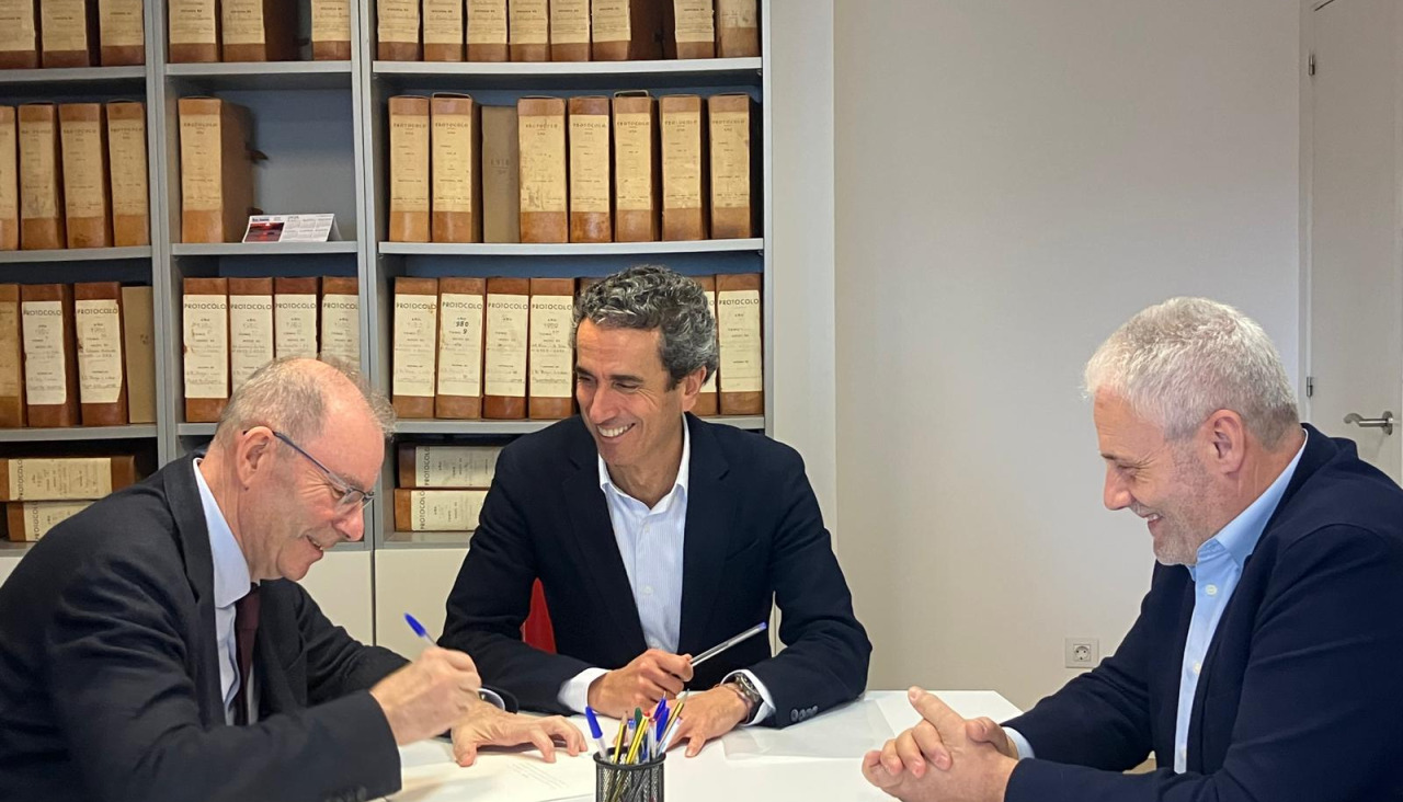 Momento de la firma con el notario para el supermercado Gadis en Costa Miño
