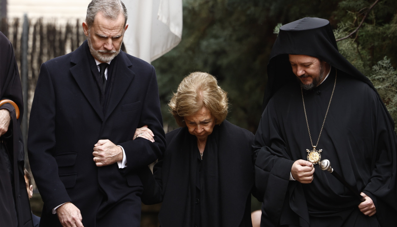 El rey Felipe VI y la reina emérita Sofía, a la salida de la catedral ortodoxa griega de San Andrés y San Demetrio de Madrid