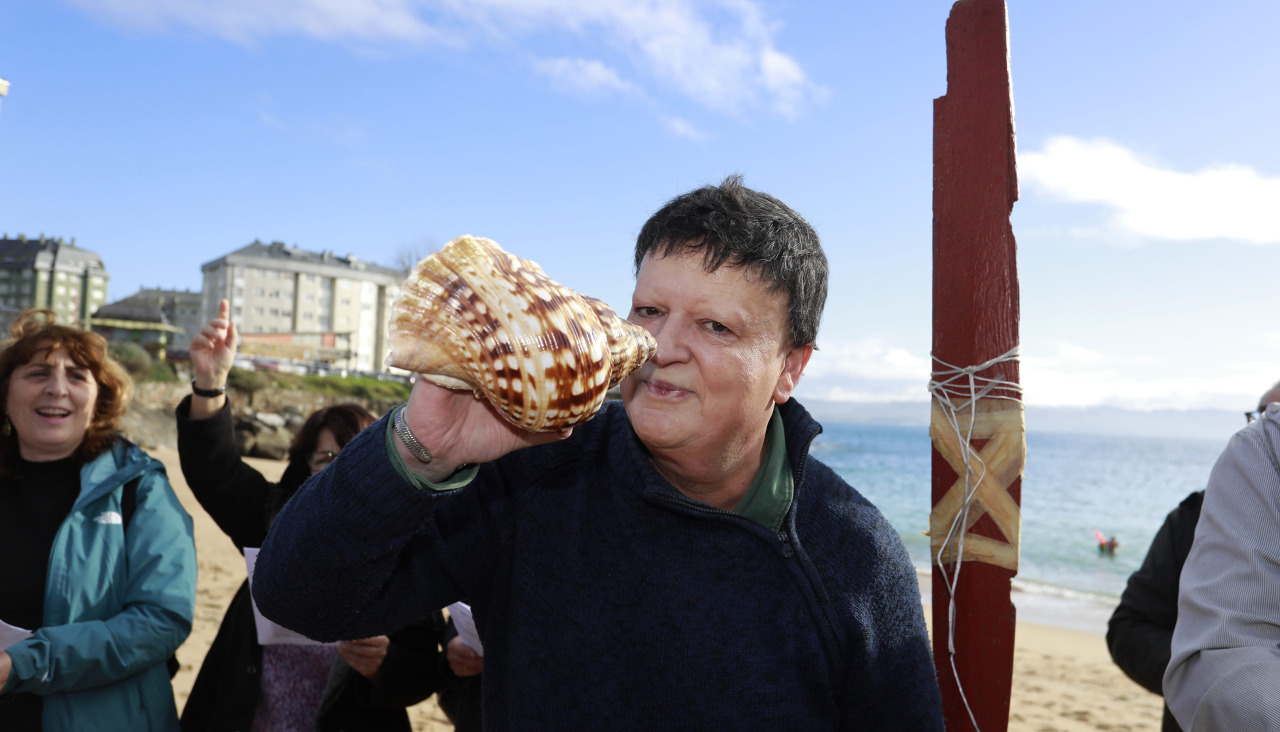 Xurxo Souto liderou a foliada e a representación teatral da lenda na praia de Santo Amaro