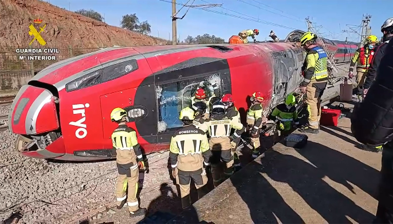 Bomberos trabajan en la cabecera del tren Iryo que descarriló e impactó contra un Alvia