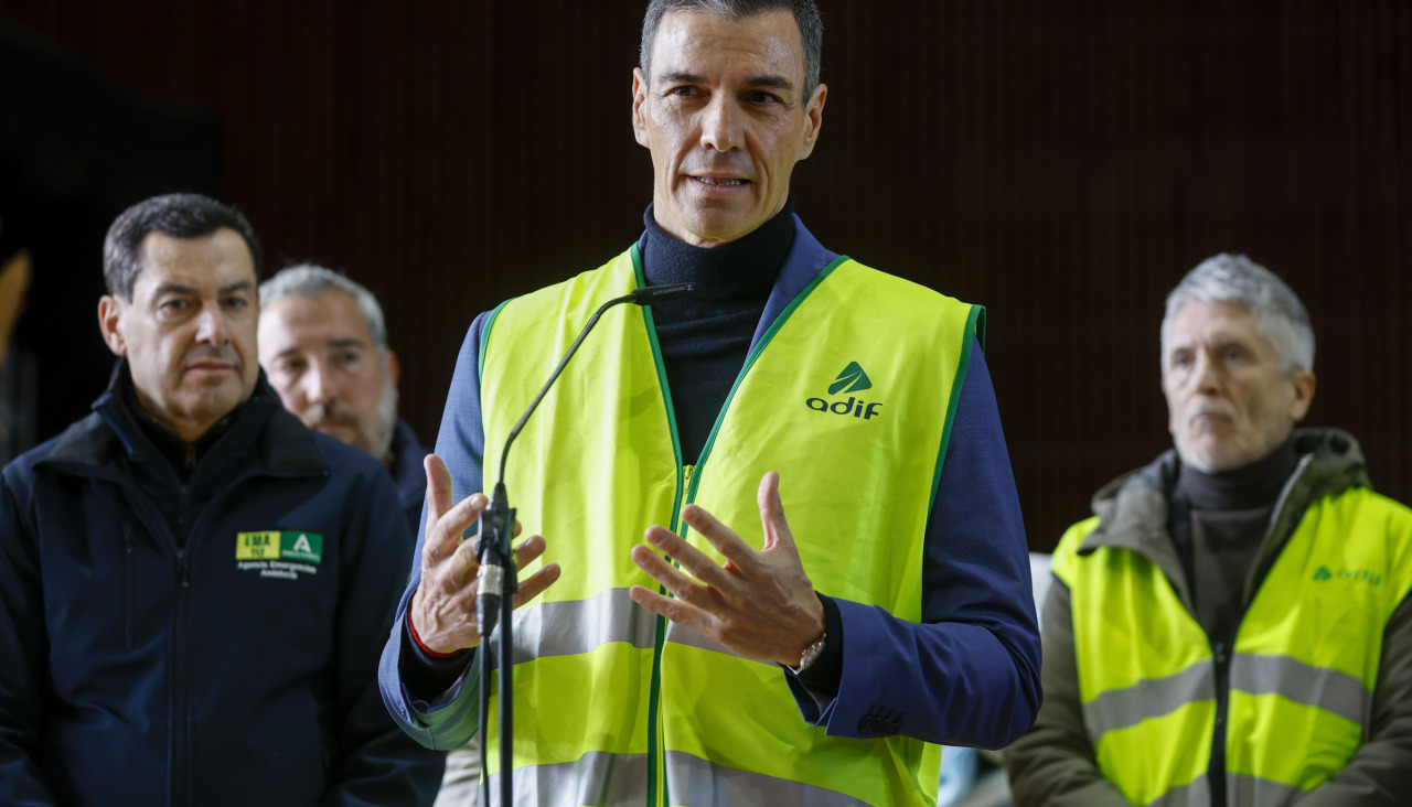 Pedro Sánchez comparece acompañado del presidente de la Junta de Andalucía, Juan Manuel Moreno, y del ministro de Interior, Fernando Grande-Marlaska