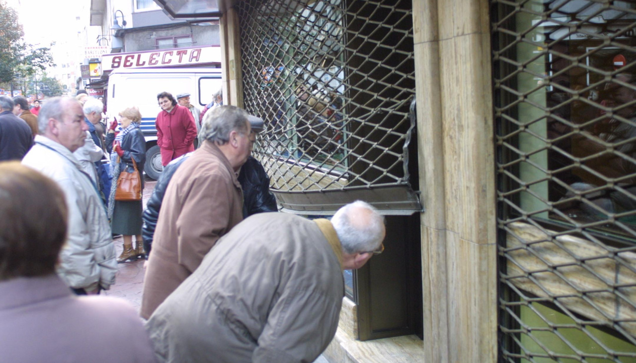 Los vecinos inspeccionan la reja de la joyería tras el robo de hace 25 años