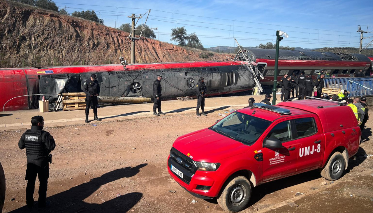 Vista del tren Iryo que descarriló ayer e impactó contra un Alvia