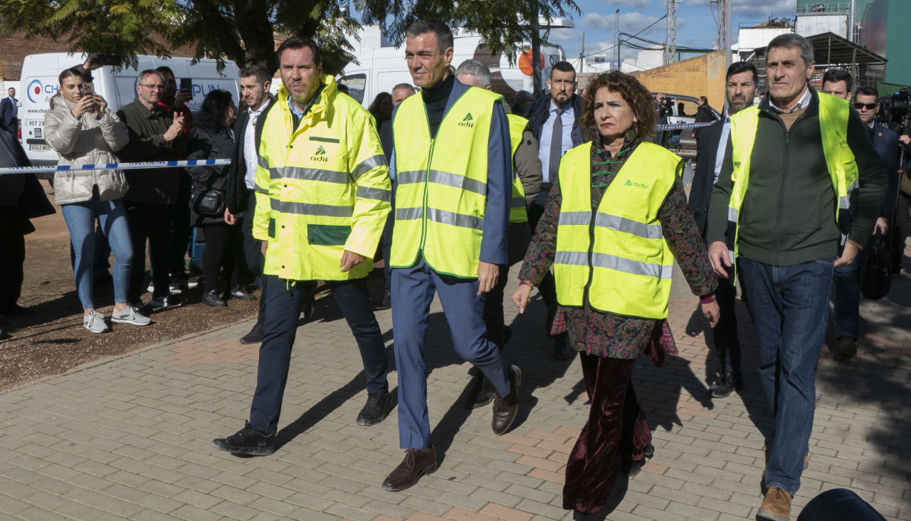 El ministro Óscar Puente, con Pedro Sánchez (presidente del Gobierno) y la vicepresidenta del Ejecutivo, María Jesús Montero