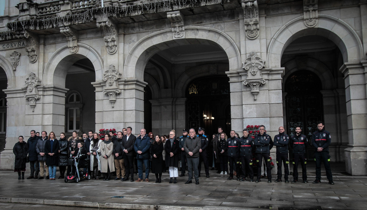 Minuto de silencio en María Pita tras el accidente ferroviario en Adamuz