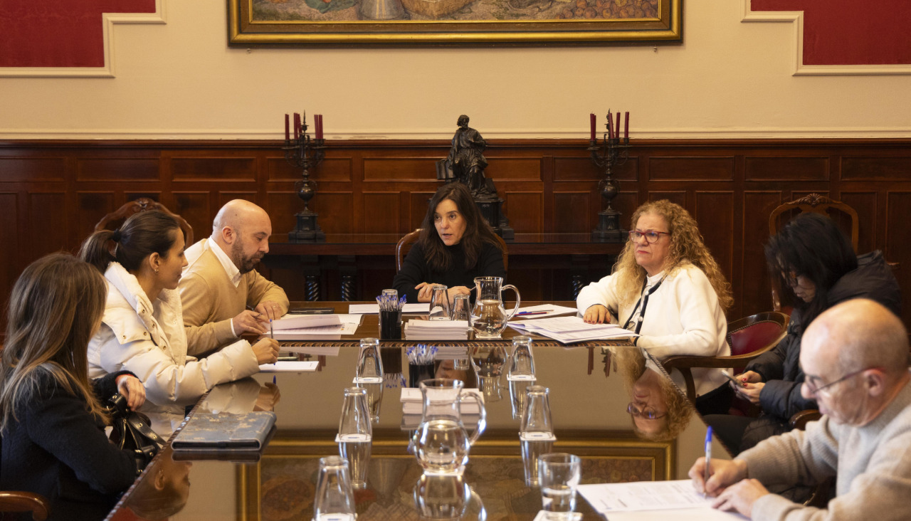 Inés Rey presidió la reunión celebrada en el Ayuntamiento