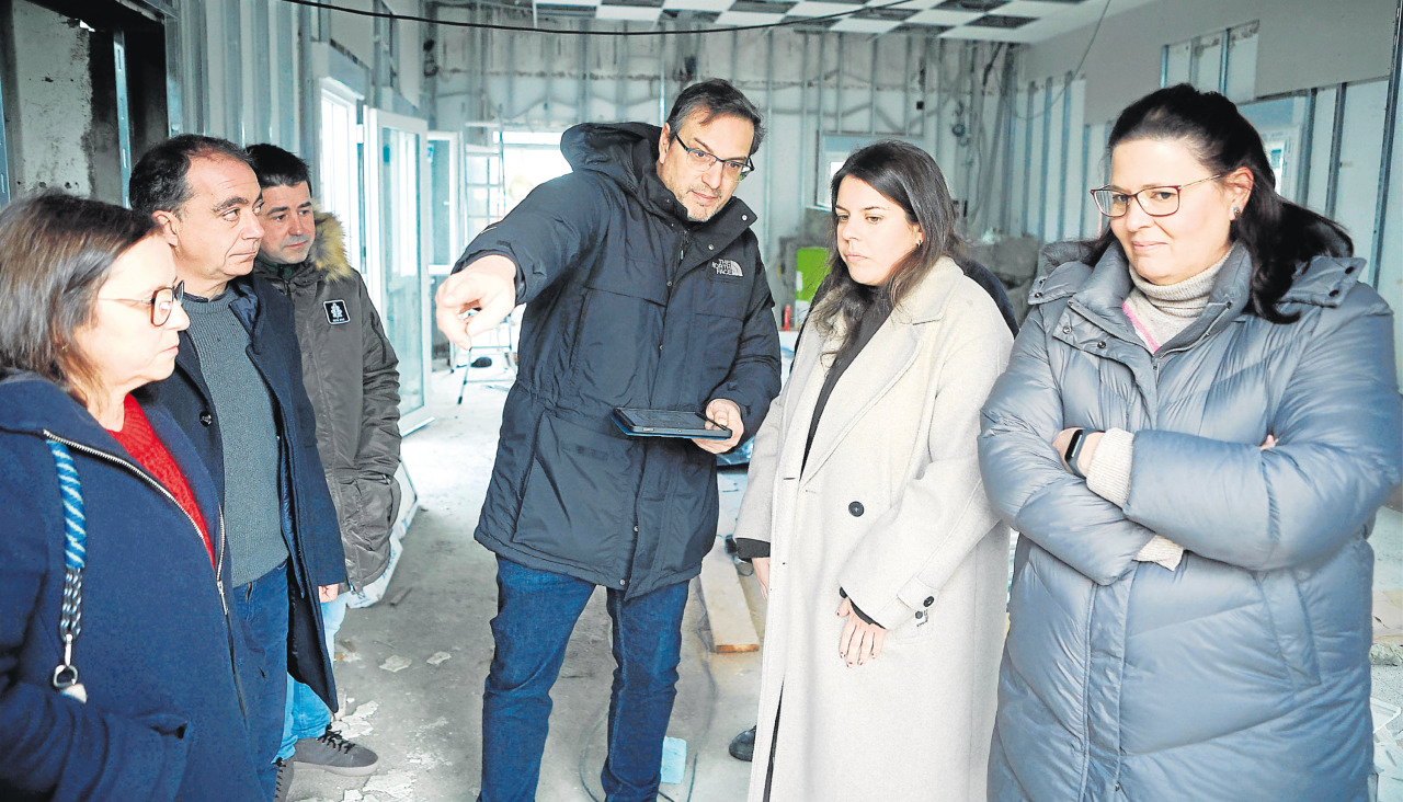La diputada Cristina García (2d) y la alcaldesa, Alejandra Pérez (d), visitaron las obras con técnicos y ediles