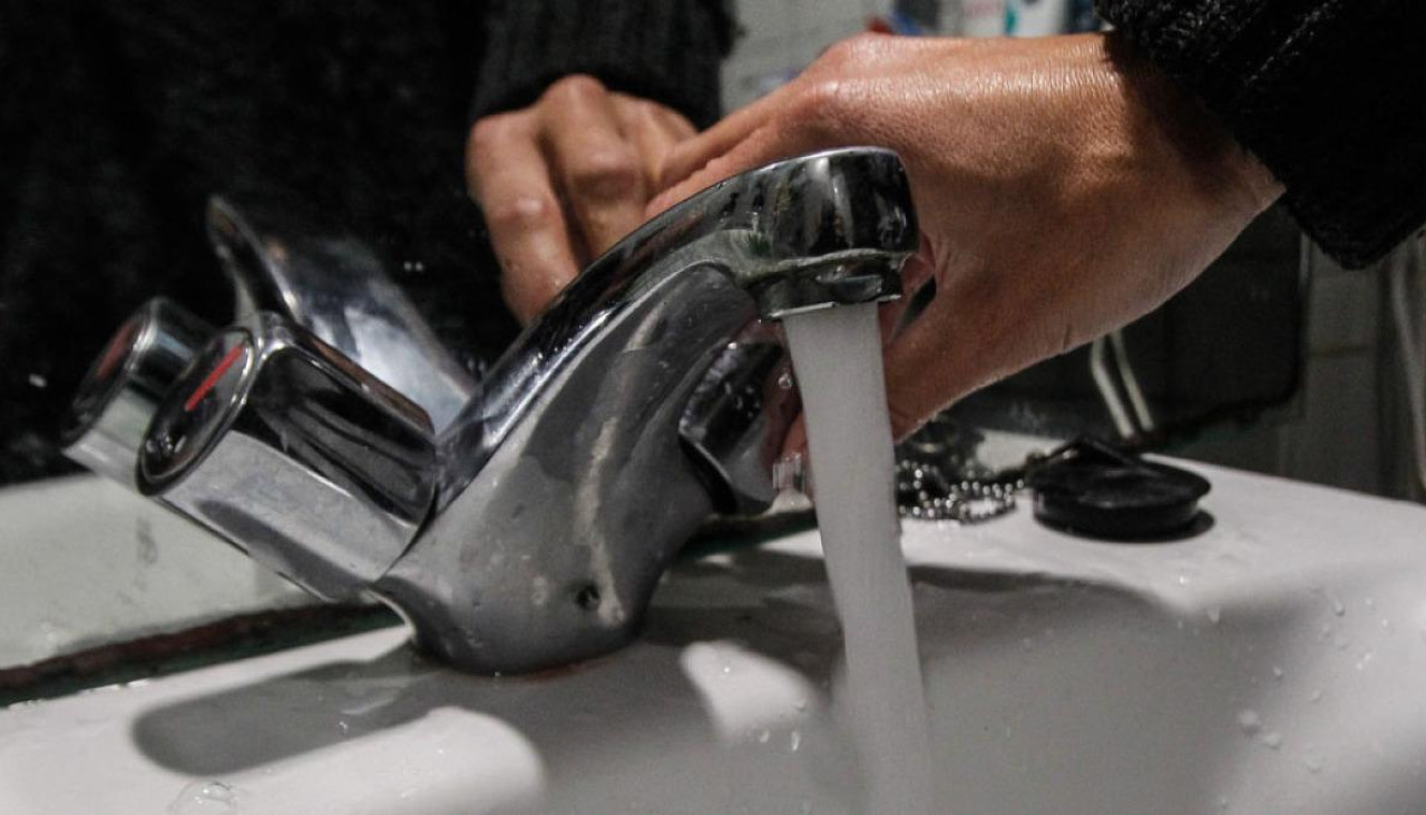 Grifo echando agua