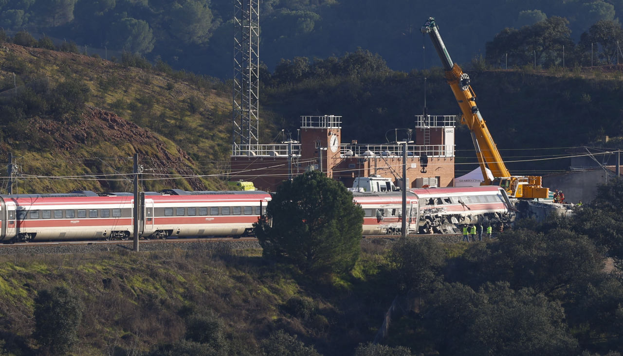 Varias grúas trabajan sobre el tren de Iryo accidentado, en el lugar de descarrilamiento de los trenes en el accidente ferroviario de Adamuz (Córdoba)