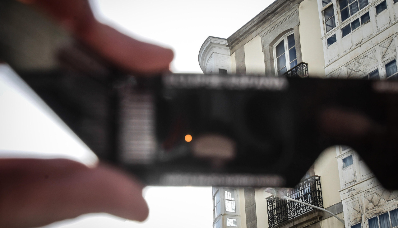 El Sol, a través de unas gafas especiales para ver el eclipse