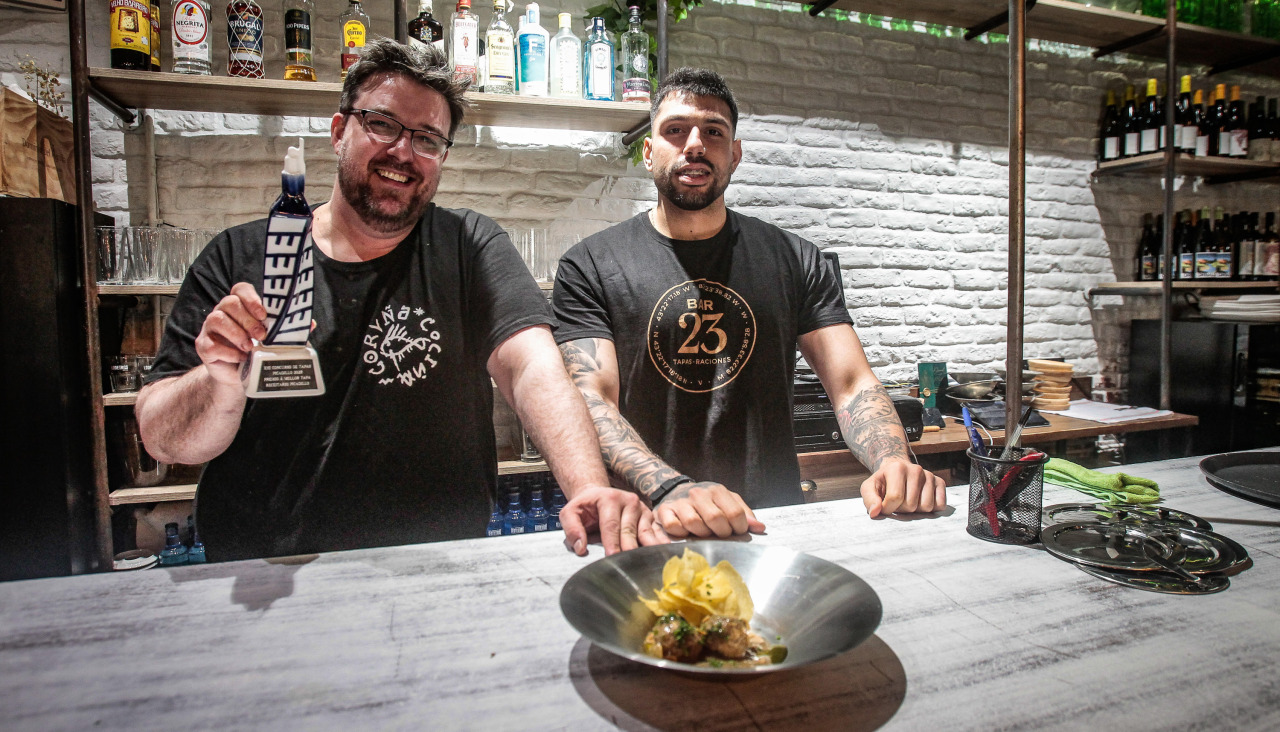 Álvaro Victoriano, ayer en el Bar 23 con la tapa ganadora del concurso Picadillo, el premio y su compañero Nolkis
