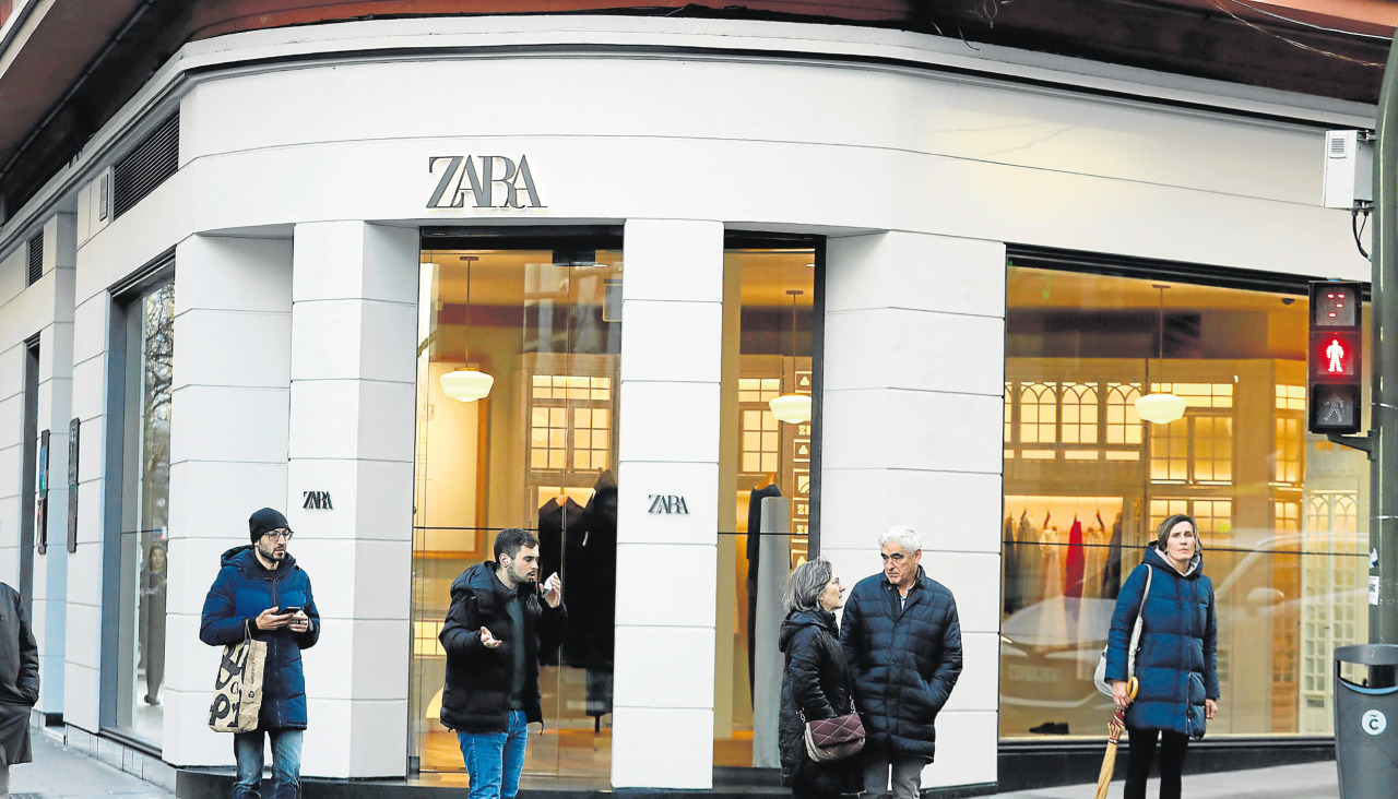 Varias personas, frente al establecimiento de Zara en Juan Flórez