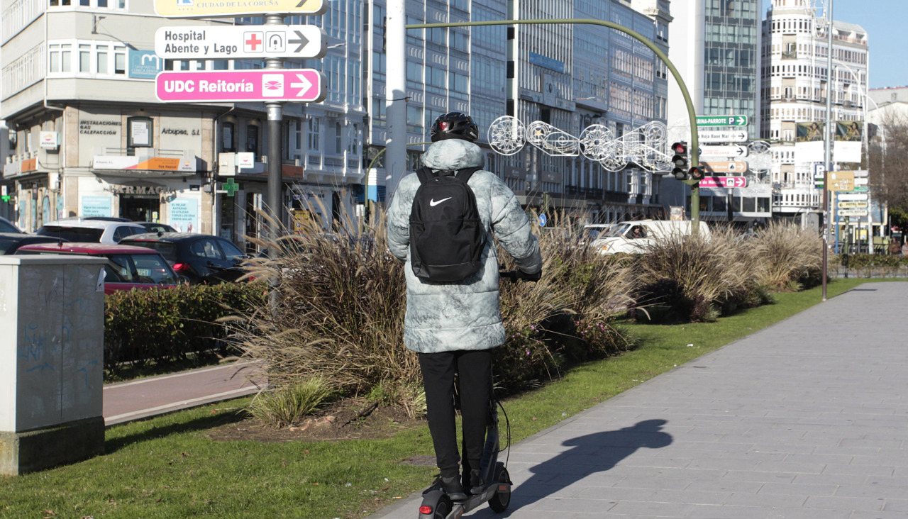 Patinete circulando por la acera
