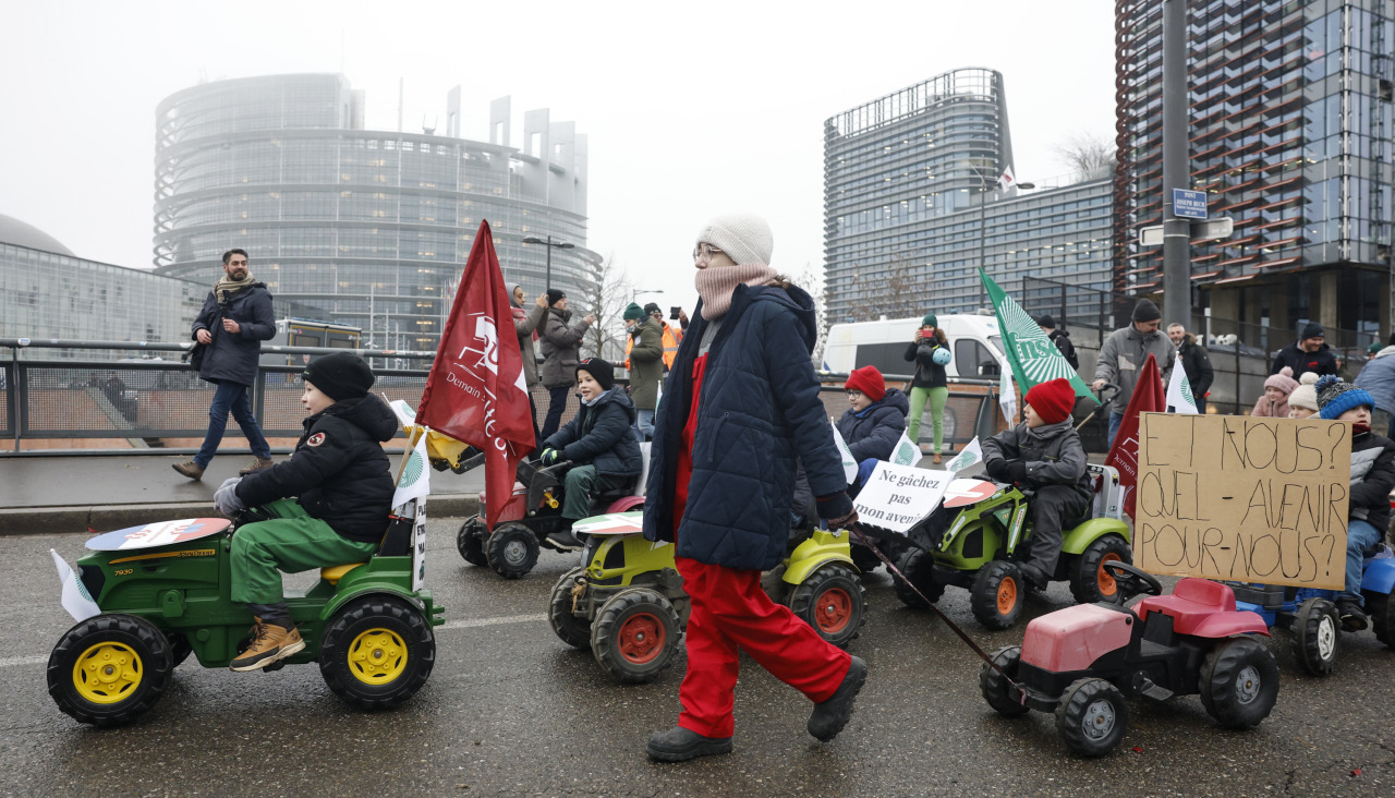 Un grupo de niños en minitractores protestaron en Estrasburgo contra Mercosur