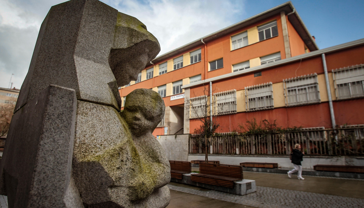 El monumento que rinde homenaje a Isabel Zendal, enfrente del IES Ramón Menéndez Pidal
