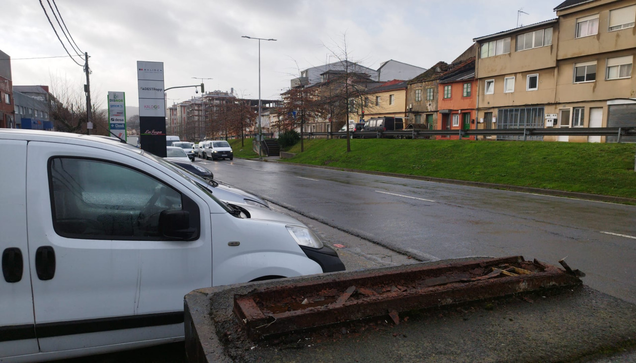 Base del cartel derribado por el viento en la avenida de Finisterre