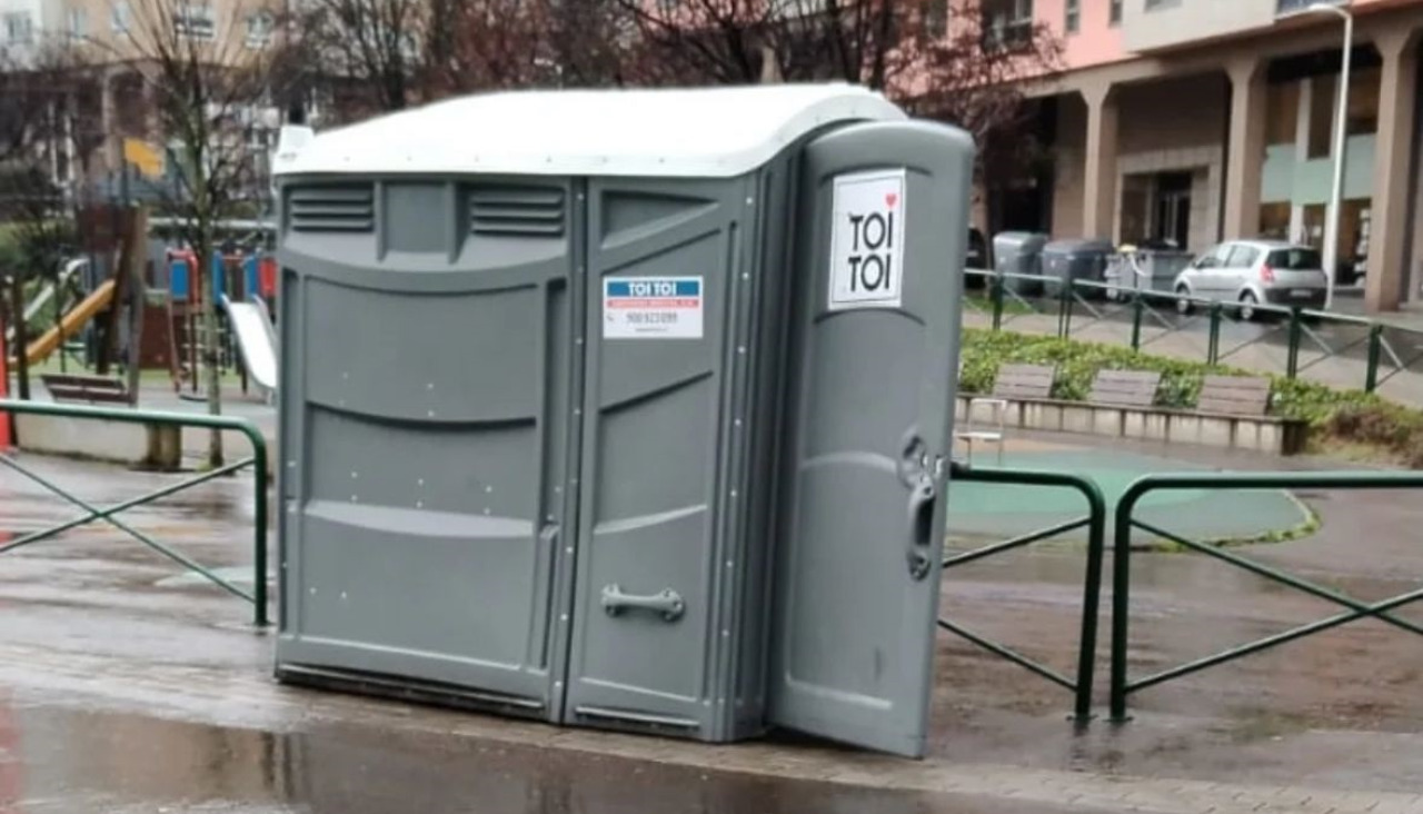 El urinario fantasma se estrelló en la tarde del miércoles contra las vallas de Manuel Azaña