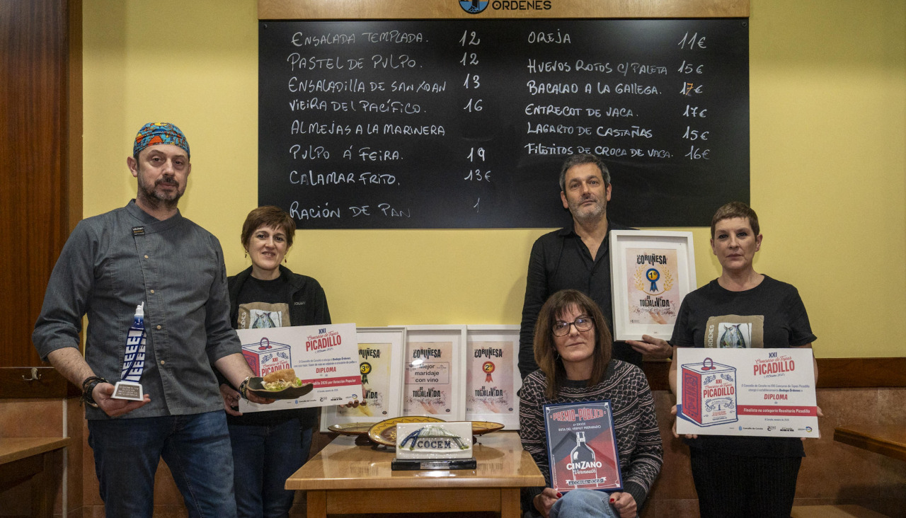 La plantilla de Bodega Órdenes posa ayer en el local con todos los premios conquistados durante estos diez años