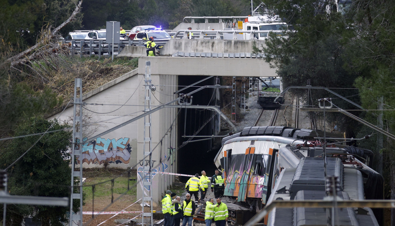 Varios técnicos, este miércoles, en la zona del accidente del tren Rodalies