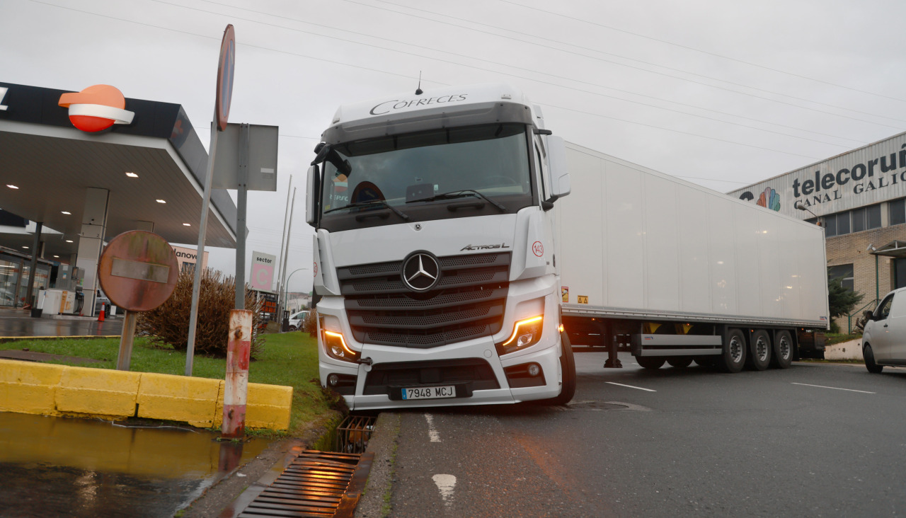 El camión atrapado en el desagüe de Pocomaco