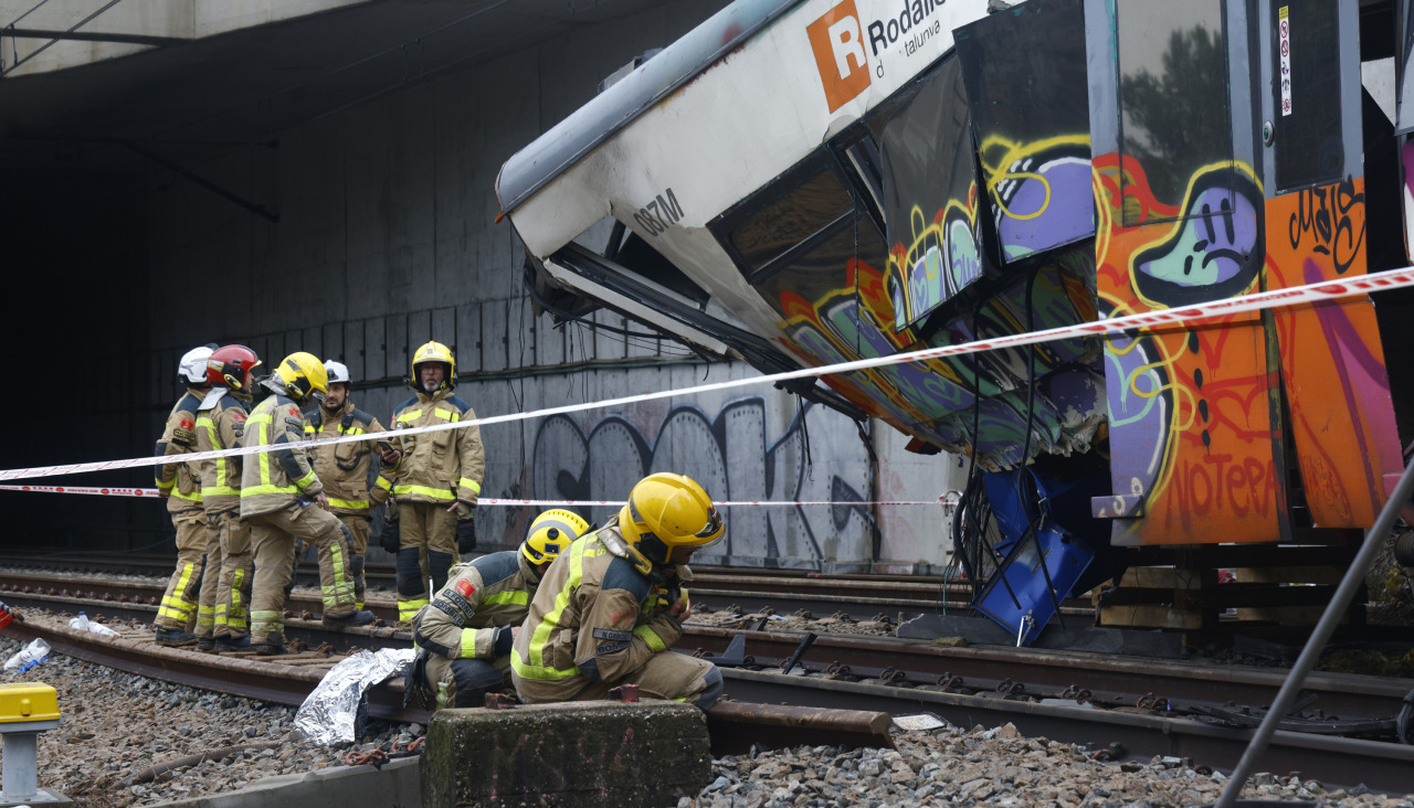 Bomberos de la Generalitat trabajan en la zona cero del accidente de Rodalies de Gelida