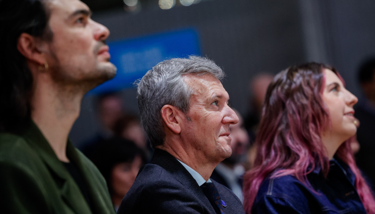 El presidente de la Xunta, Alfonso Rueda (c), junto al director de cine Óliver Laxe (i) y la humorista Carolina Iglesias (d)