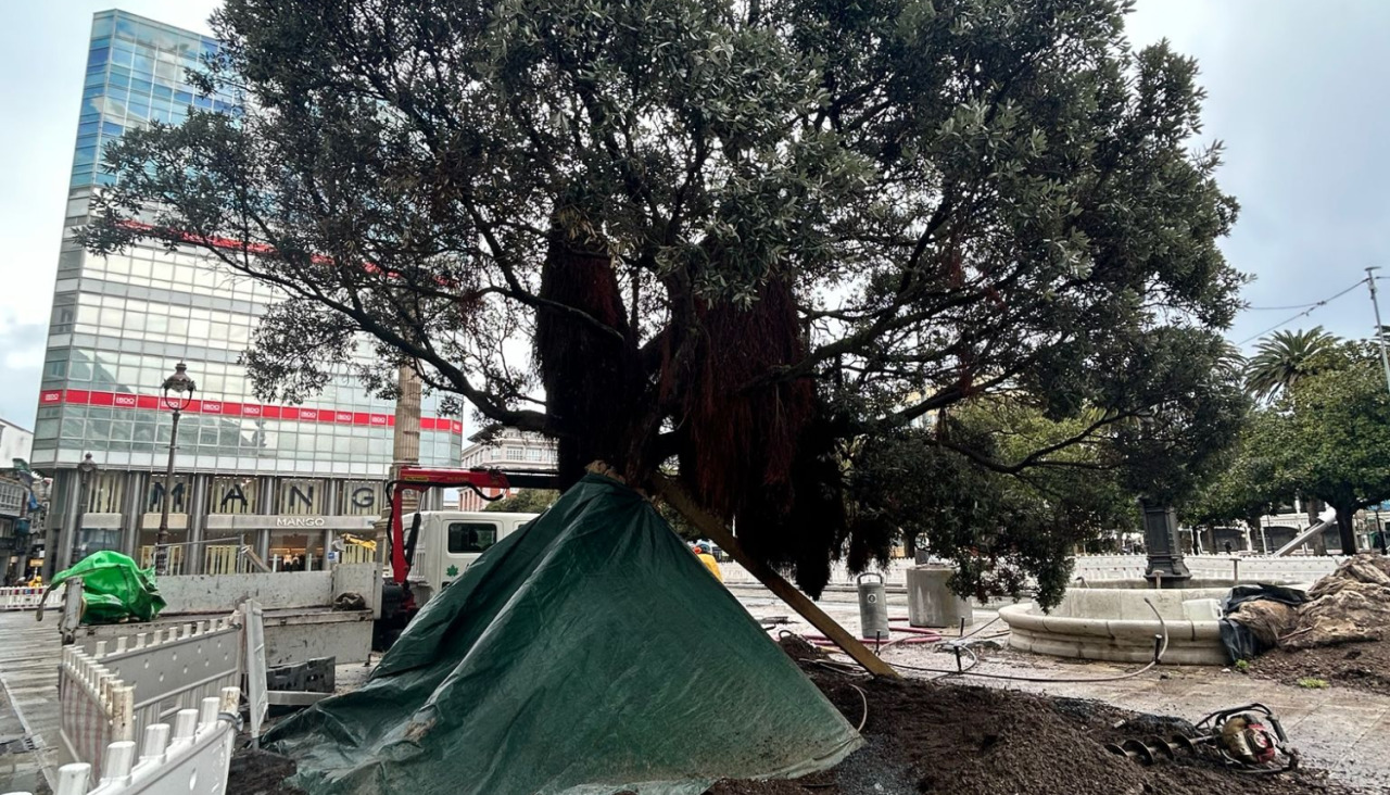 Las lonas plásticas para proteger el metrosidero del Obelisco