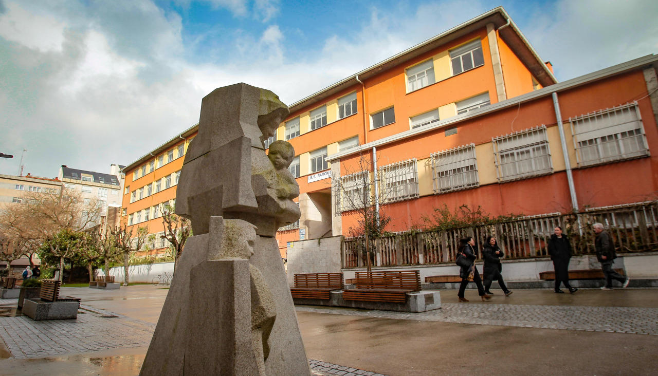 La estatua de Isabel Zendal, frente al IES Ramón Menéndez Pidal