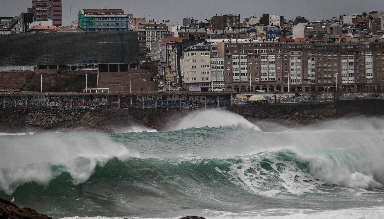 La fuerza de las olas han allanado las dunas protectoras de la bahía del Orzán