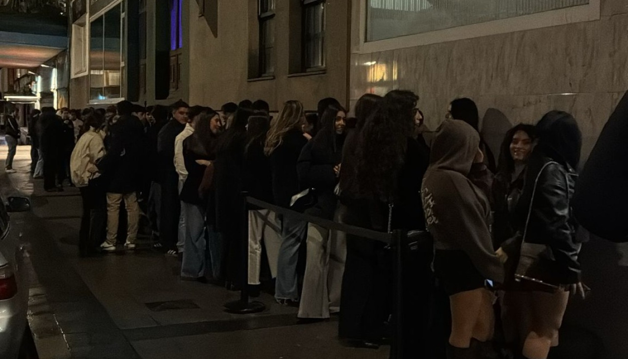 Cola en la calle Costa Rica, minutos antes que abriesen las puertas de The Clab