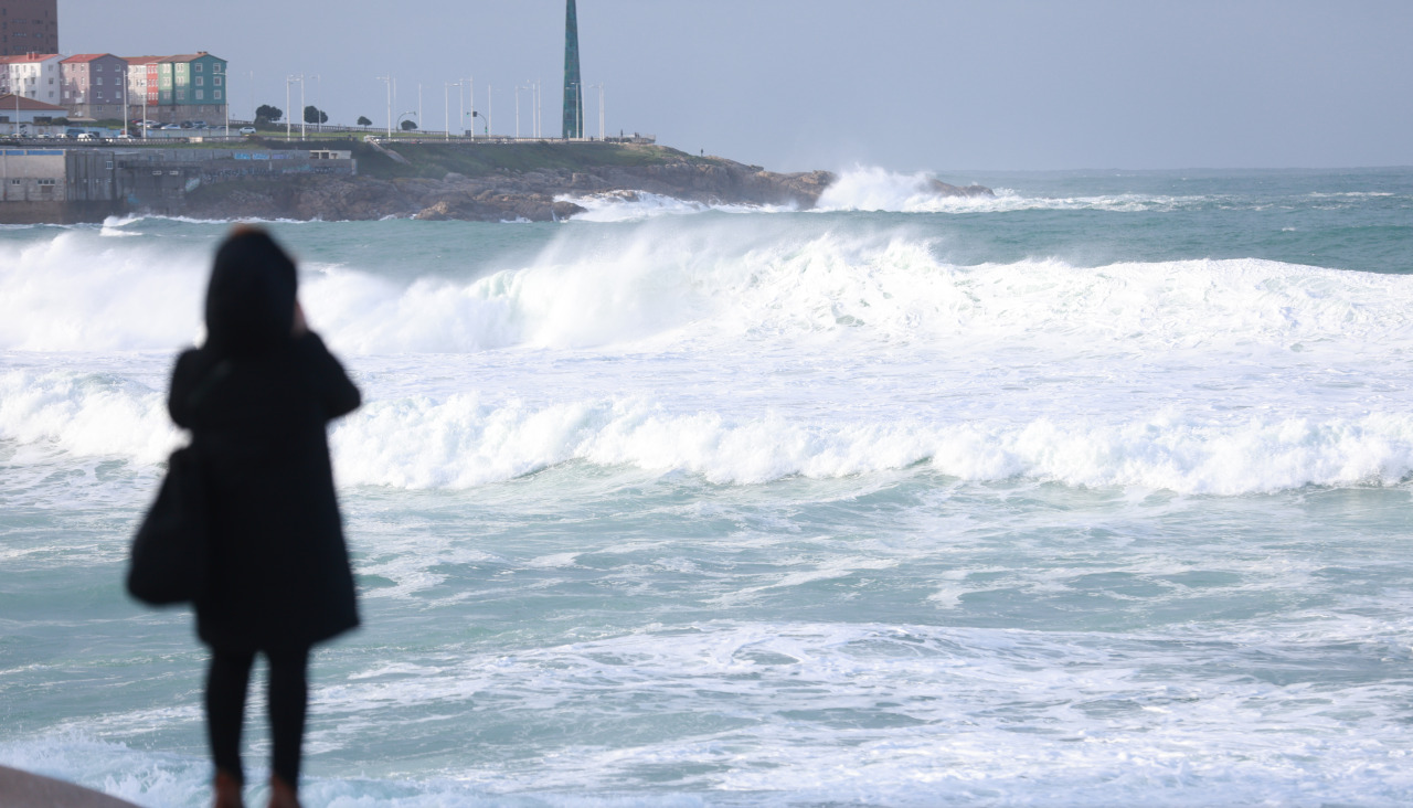 Los coruñeses se acercaron al Paseo Marítimo para observar el espectáculo