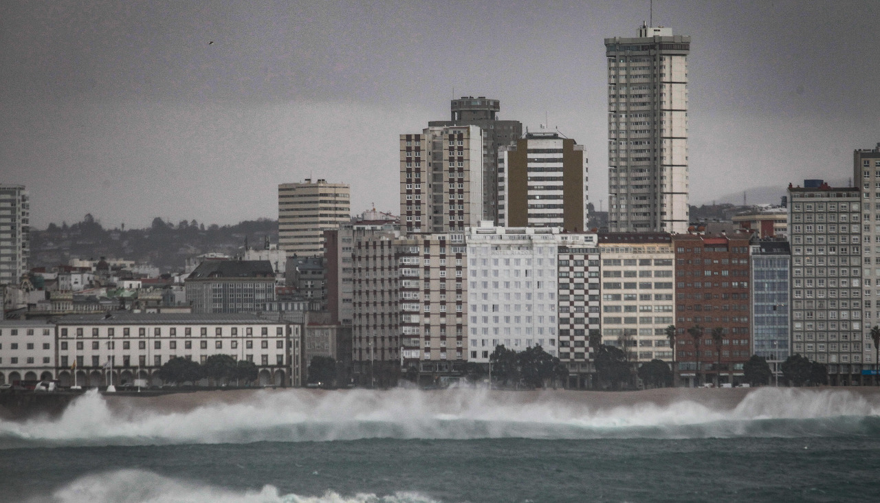 La fuerza de las olas han allanado las dunas protectoras de la bahía del Orzán