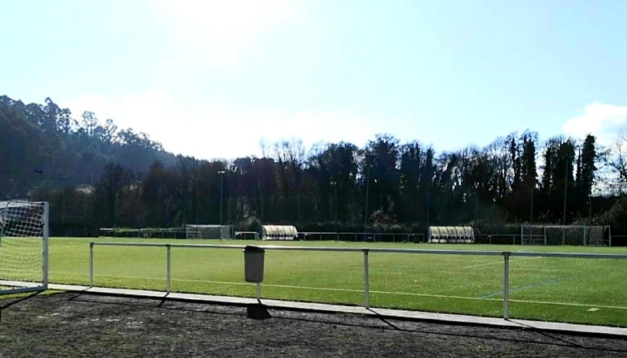 Uno de los campos de fútbol municipales de Cambre