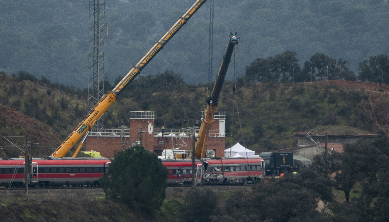 Trabajos de retirada de los trenes accidentados en Adamuz