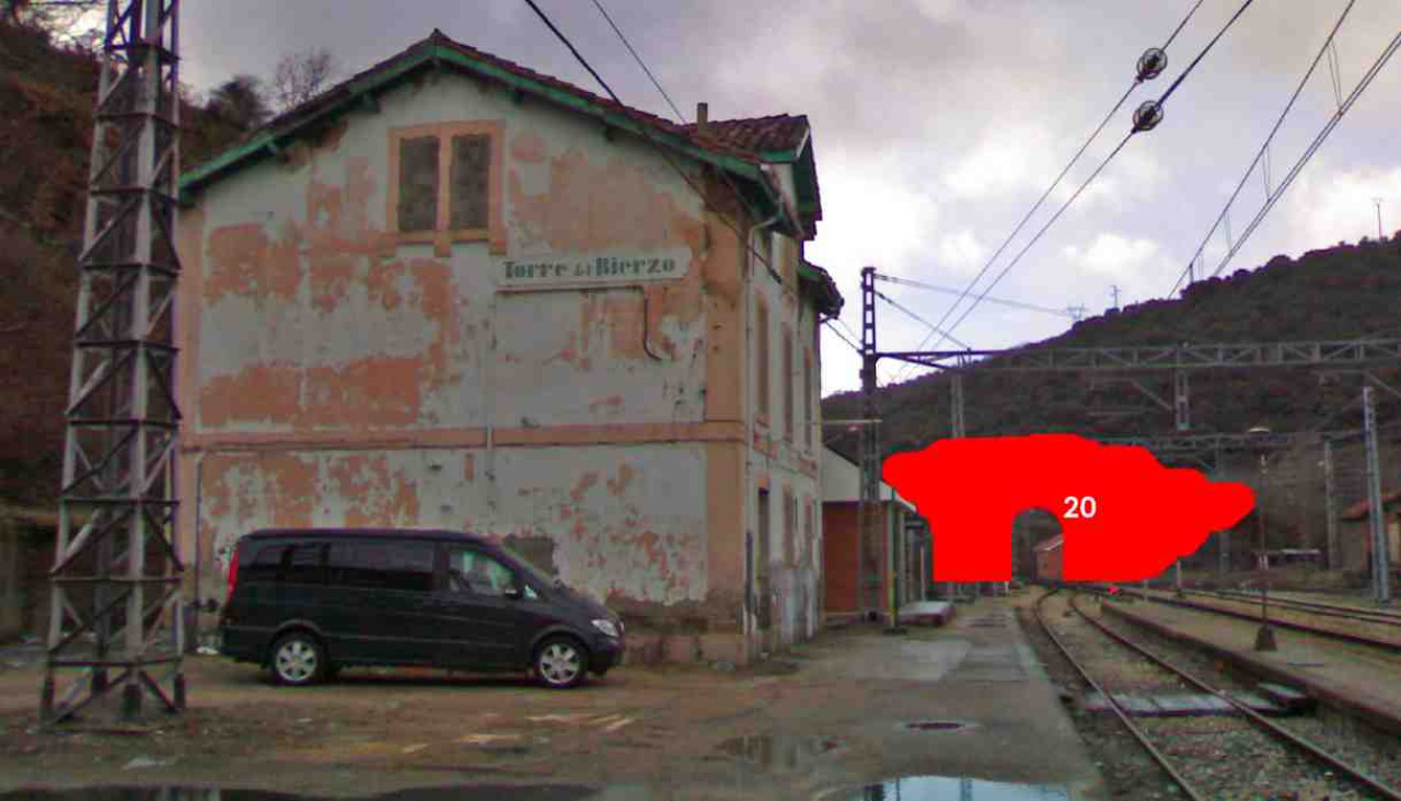 A la derecha, representación del lugar en el que estaba el túnel 20 en el que se produjo el accidente en la estación de Torre del Bierzo