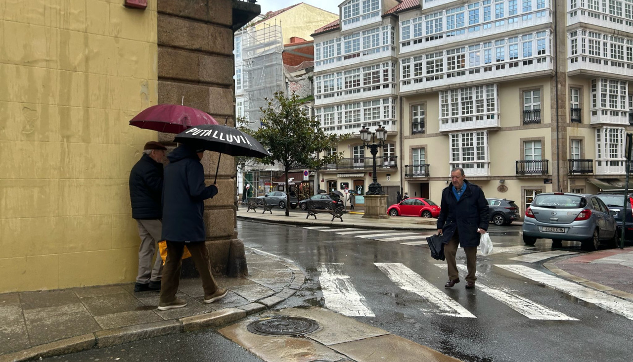 La lluvia no remitió durante la mañana de este sábado
