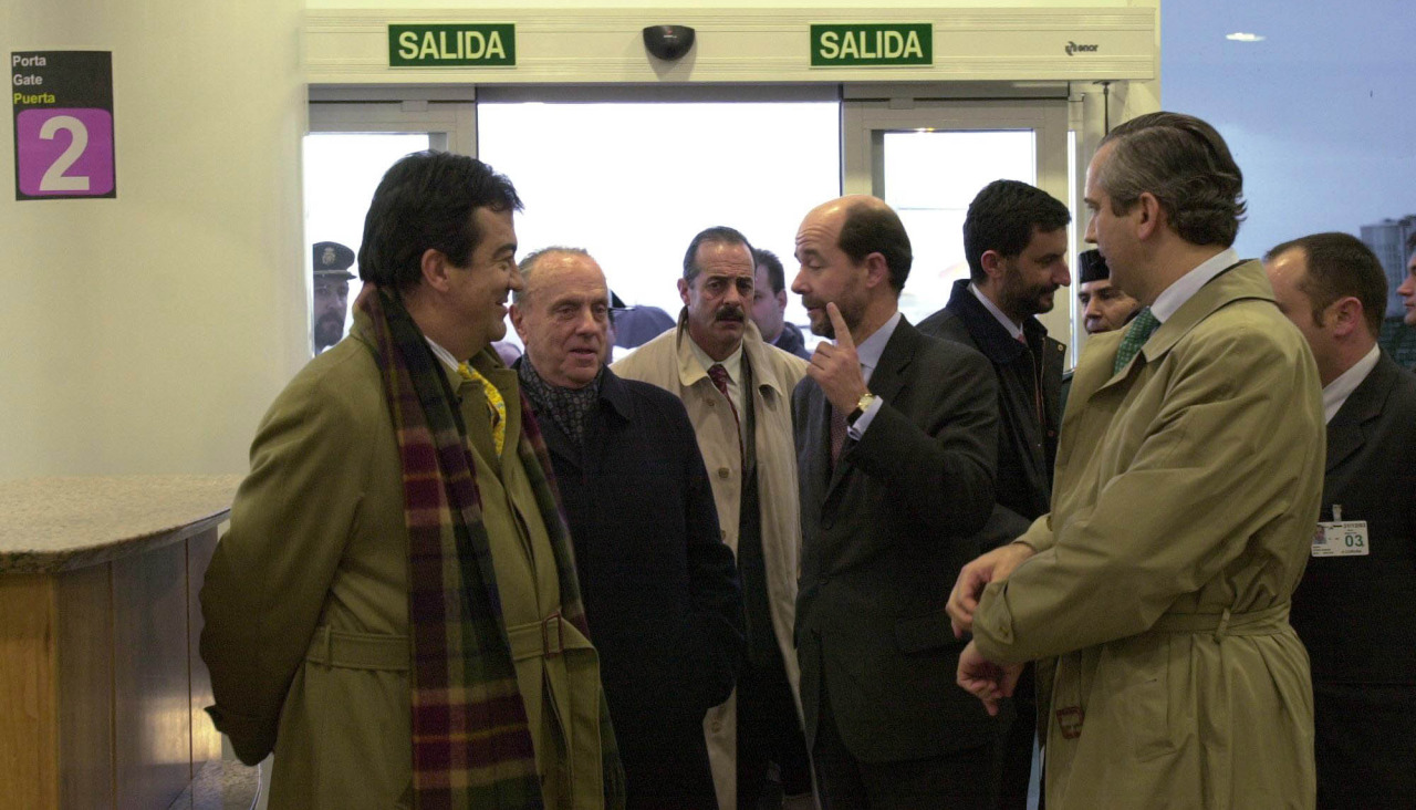 Álvarez-Cascos y Fraga, a la izquierda, juntos en Alvedro hace 25 años