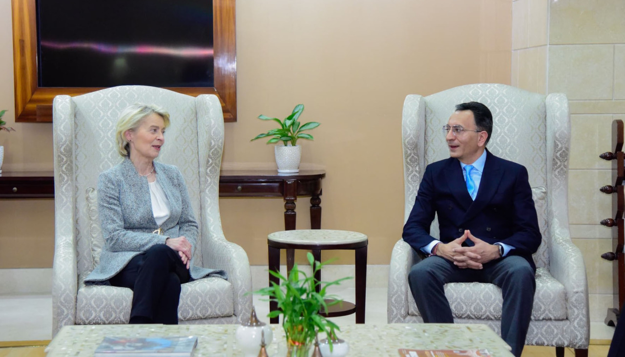 Von der Leyen conversa con Jitin Prasada a su llegada a India
