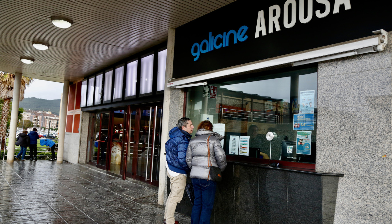 Varias personas compran su entrada en el cine de Vilagarcía de Arousa