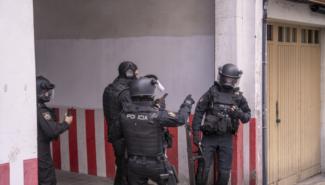 Agentes de los GOES se preparan para entrar en el piso de Villa de Cee en el que se atrincheró un hombre