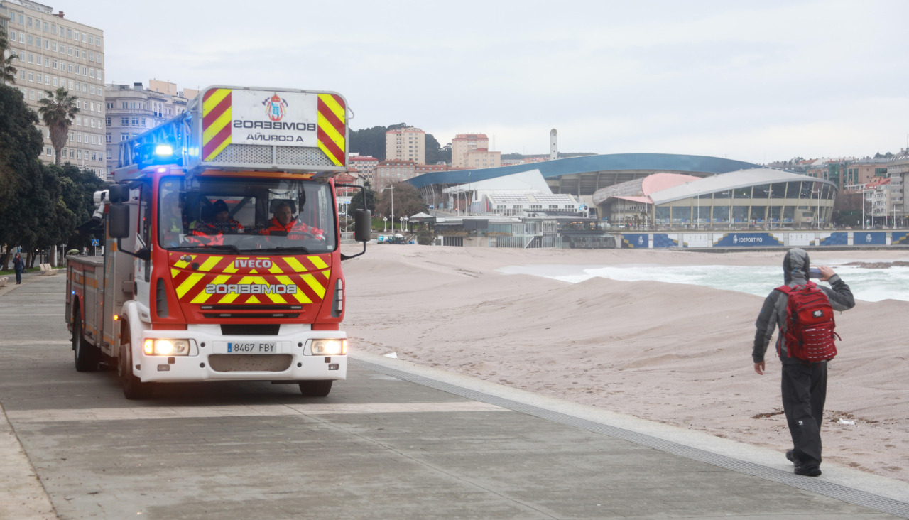 Una dotación de Bomberos en el Paseo Marítimo de A Coruña